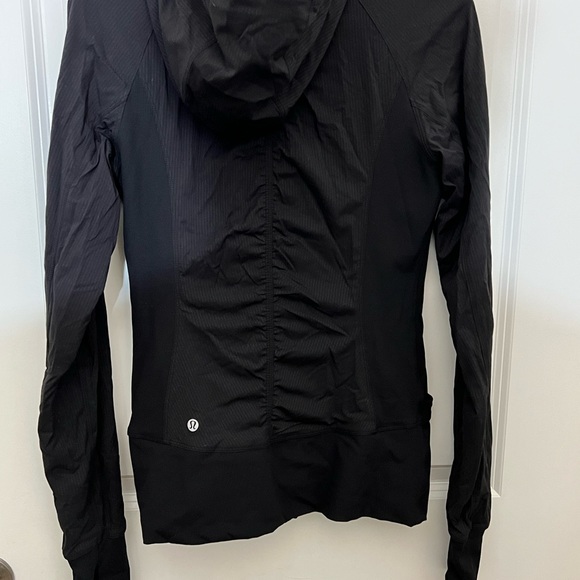 Lululemon lightweight windbreaker. Black. - Picture 4 of 4